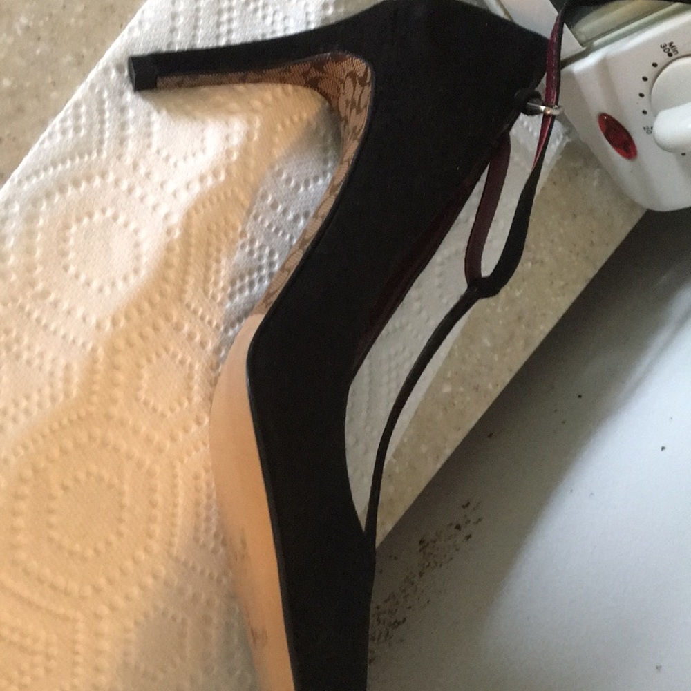 Heels - Picture 2 of 4